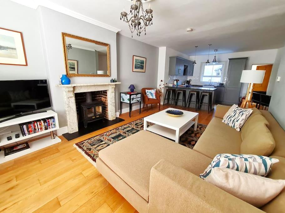 The Old School House - Parking & Close to City - Bed and Breakfast