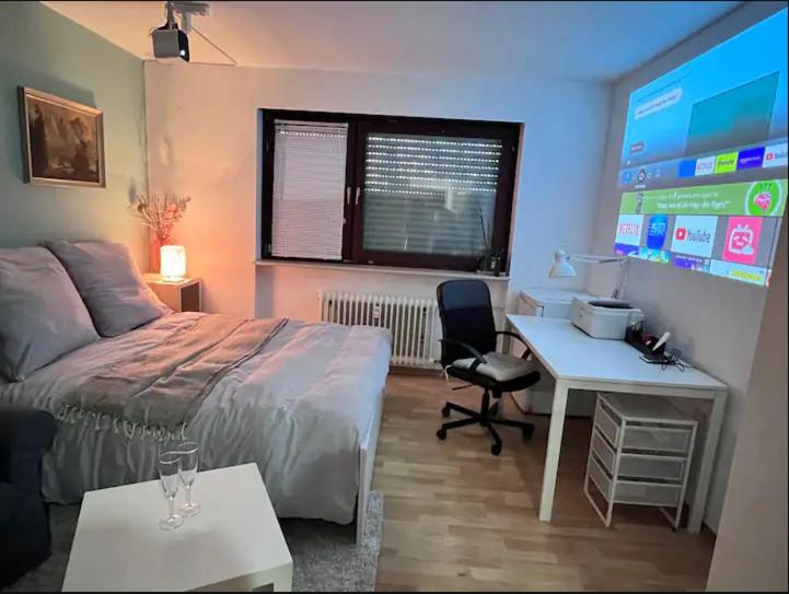 B&B Francfort-sur-le-Main - Private room with large bed -Netflix and projector - Bed and Breakfast Francfort-sur-le-Main