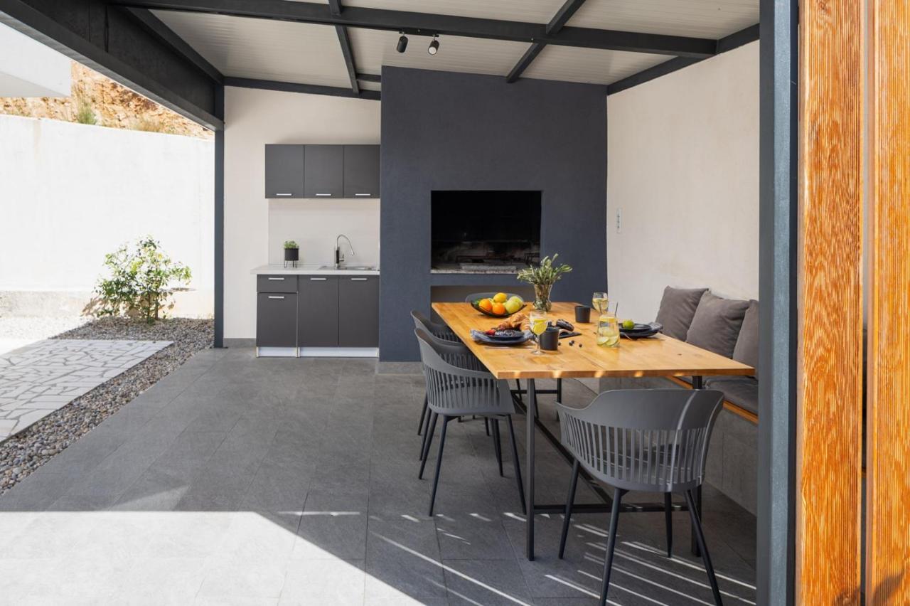 Villa Hill with private 32sqm heated pool and hydro-massage, 4 en-suite bedrooms, 200m from the sandy beach - Chambres d'hôtes Duće