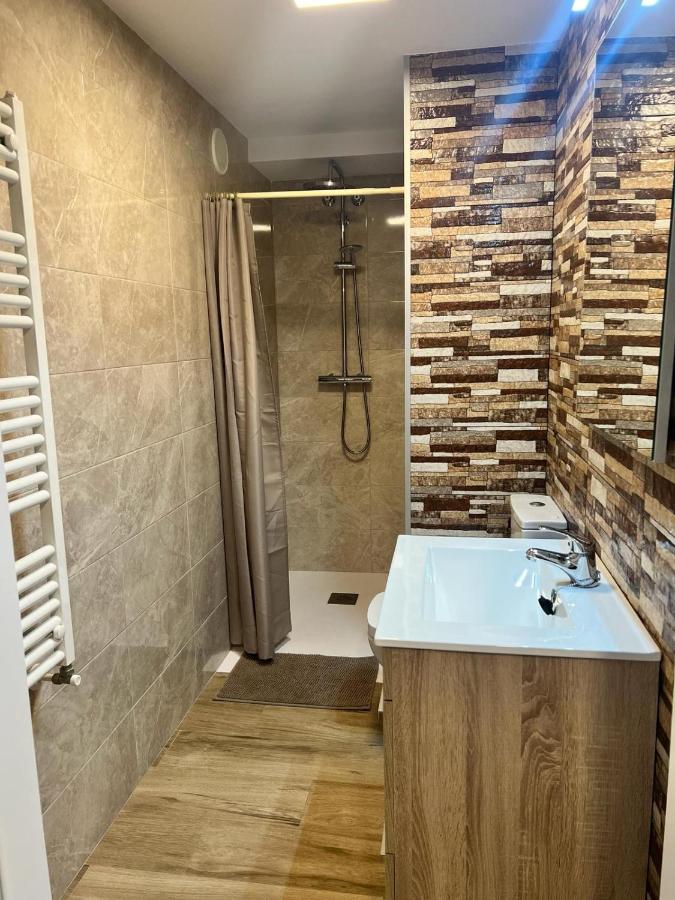 Cama en habitación compartida con 4 camas