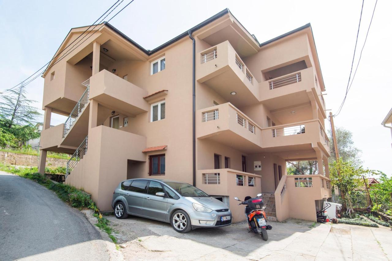 Hillside Vista Apartments - B&B