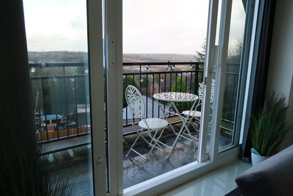 Two-Bedroom Apartment with Scenic Balcony View - B&B