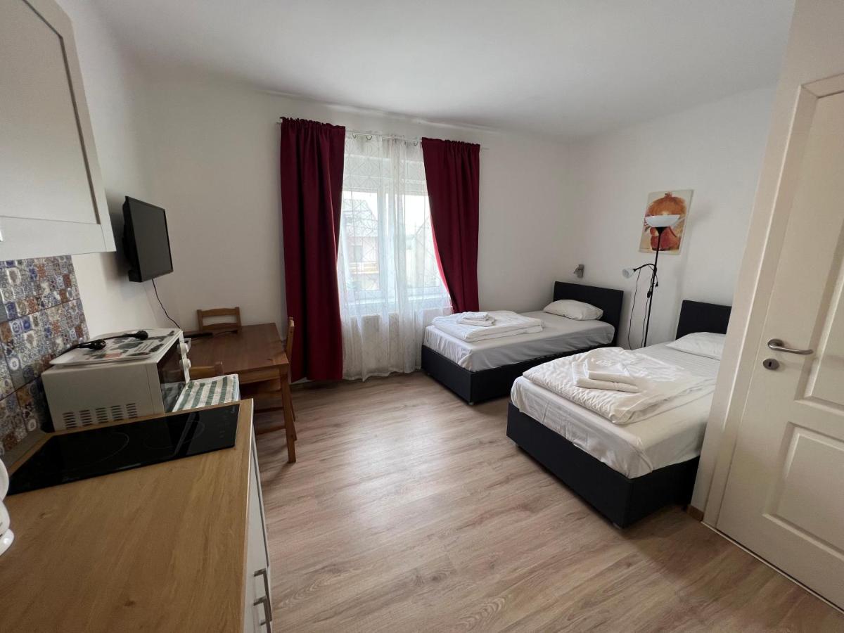 Großes Doppel-/Zweibettzimmer