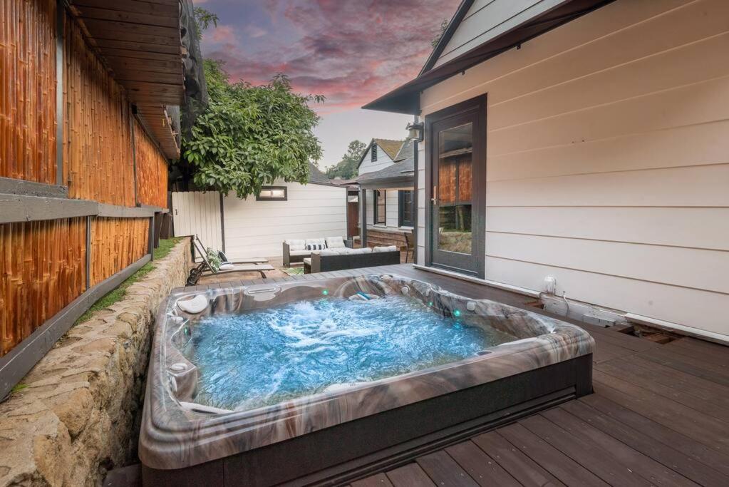 B&B Los Angeles - Luxurious Bel Air Home w/ Jacuzzi! 2BD 2BA - Bed and Breakfast Los Angeles