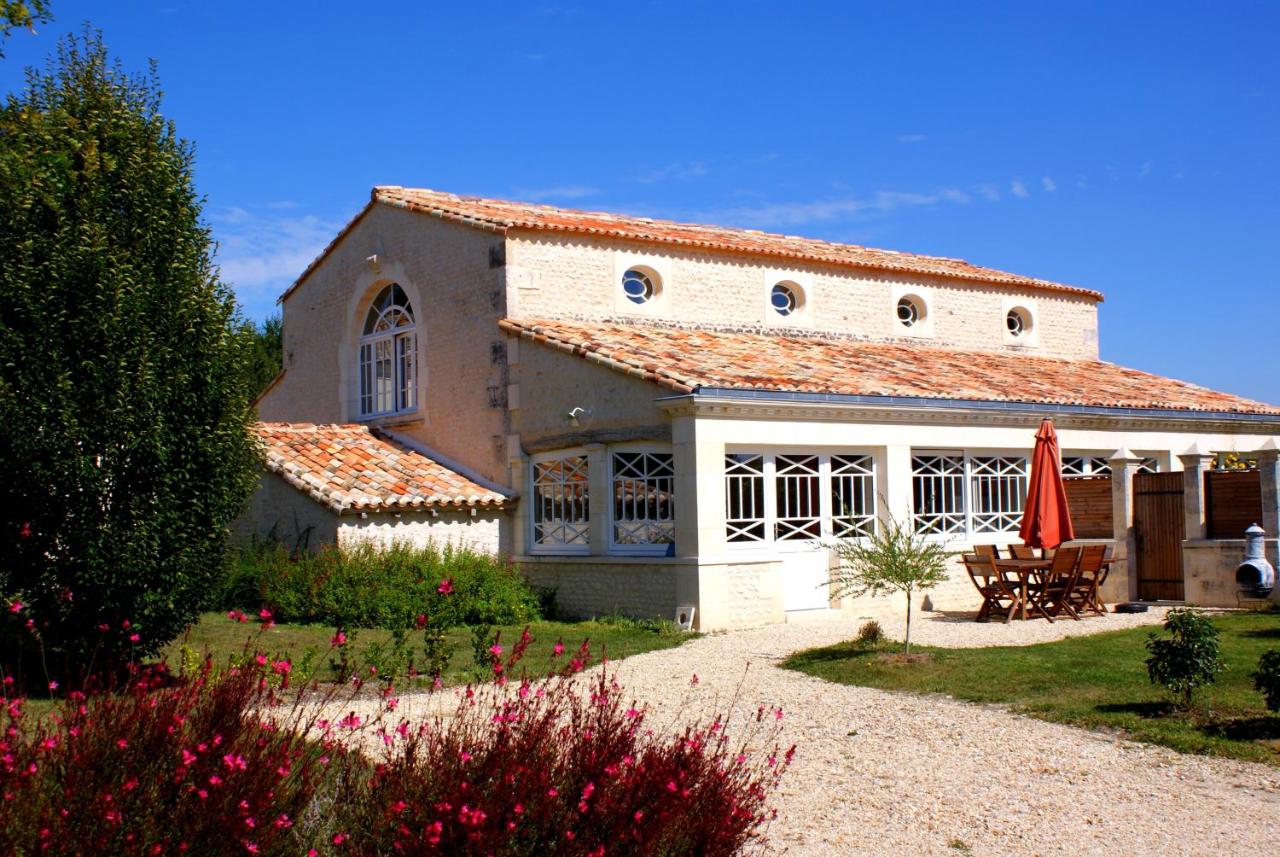Le Domaine des Doucins & Spa, Gîte 4 étoiles, 10 minutes de Jonzac piscine et spa - B&B