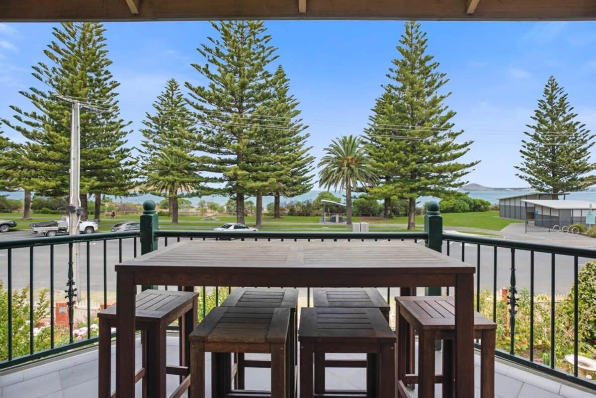 B&B Victor Harbor - Esplanade - Victor Harbor - Beachfront - Linen Included - Wi-Fi - Bed and Breakfast Victor Harbor