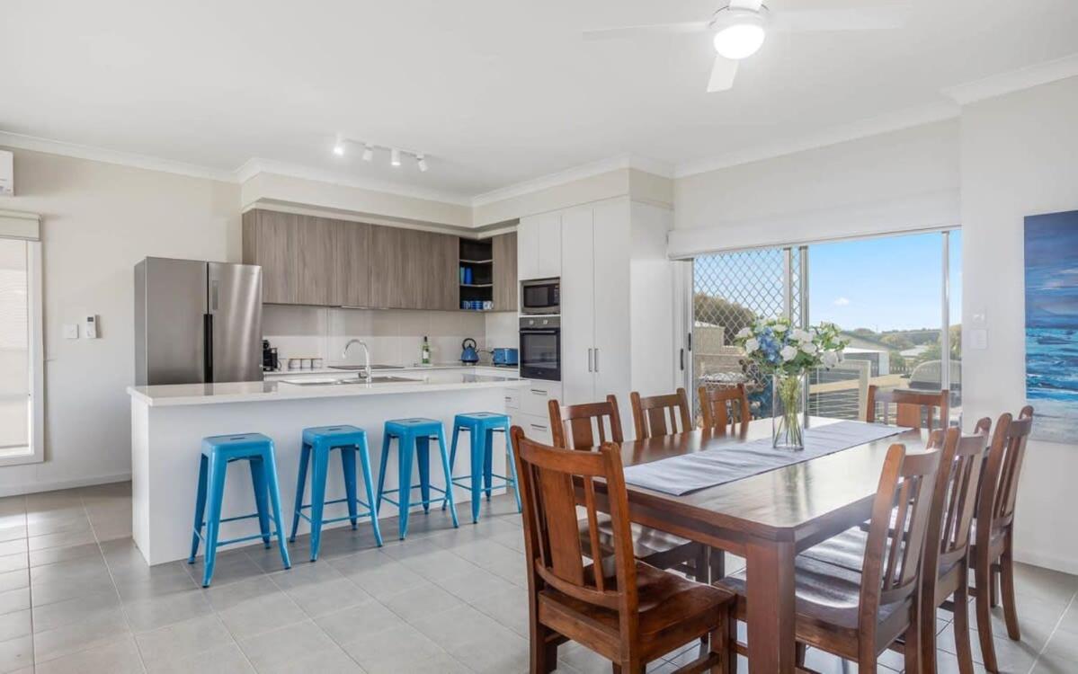 Bryant Blue 10 Bryant Crescent, Goolwa Beach Light-Filled Family Beach House Walk to Goolwa Beach Sleeps 10 Pets Negotiable - Chambres d'hôtes Goolwa South