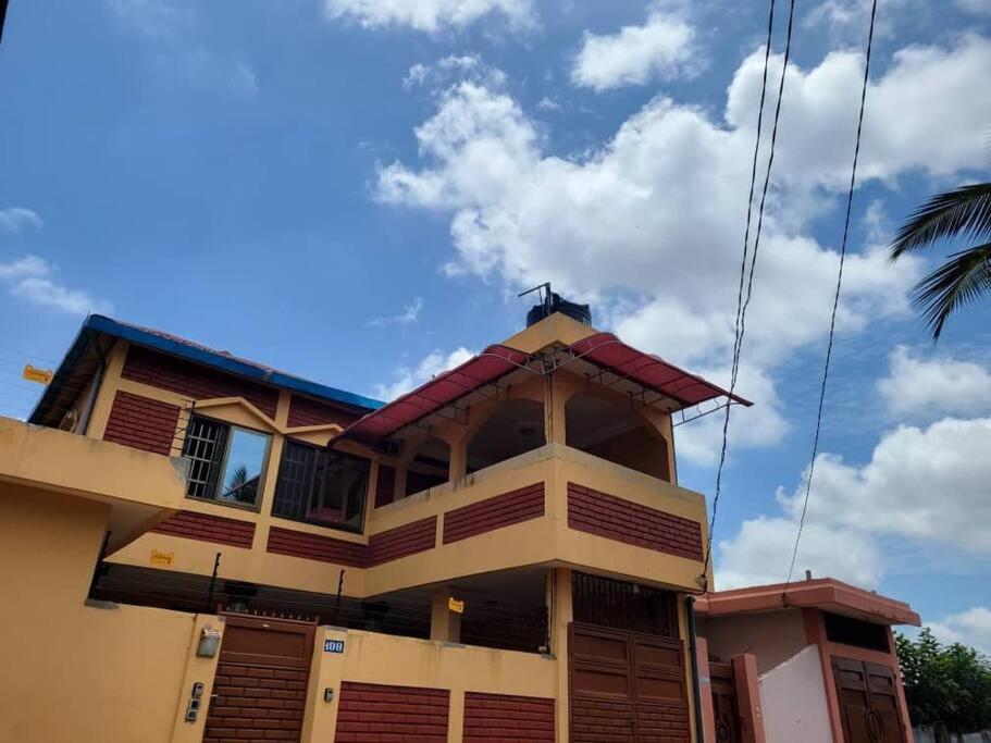 trois chambres et salon avec balcon à Porto Novo - Ferienwohnung Porto Novo