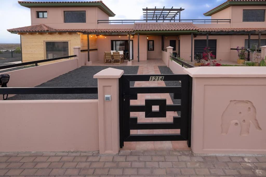 La Caleta Home con Piscina Terraza Jardines privados Terraza y Wifi - Chambres d'hôtes Corralejo