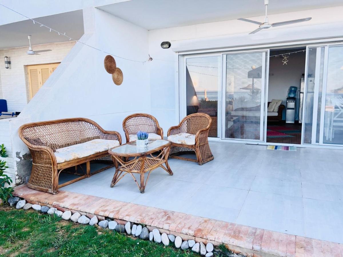 Relaxing Beachfront Chalet - Bed and Breakfast Al ‘Ayn as Sukhnah