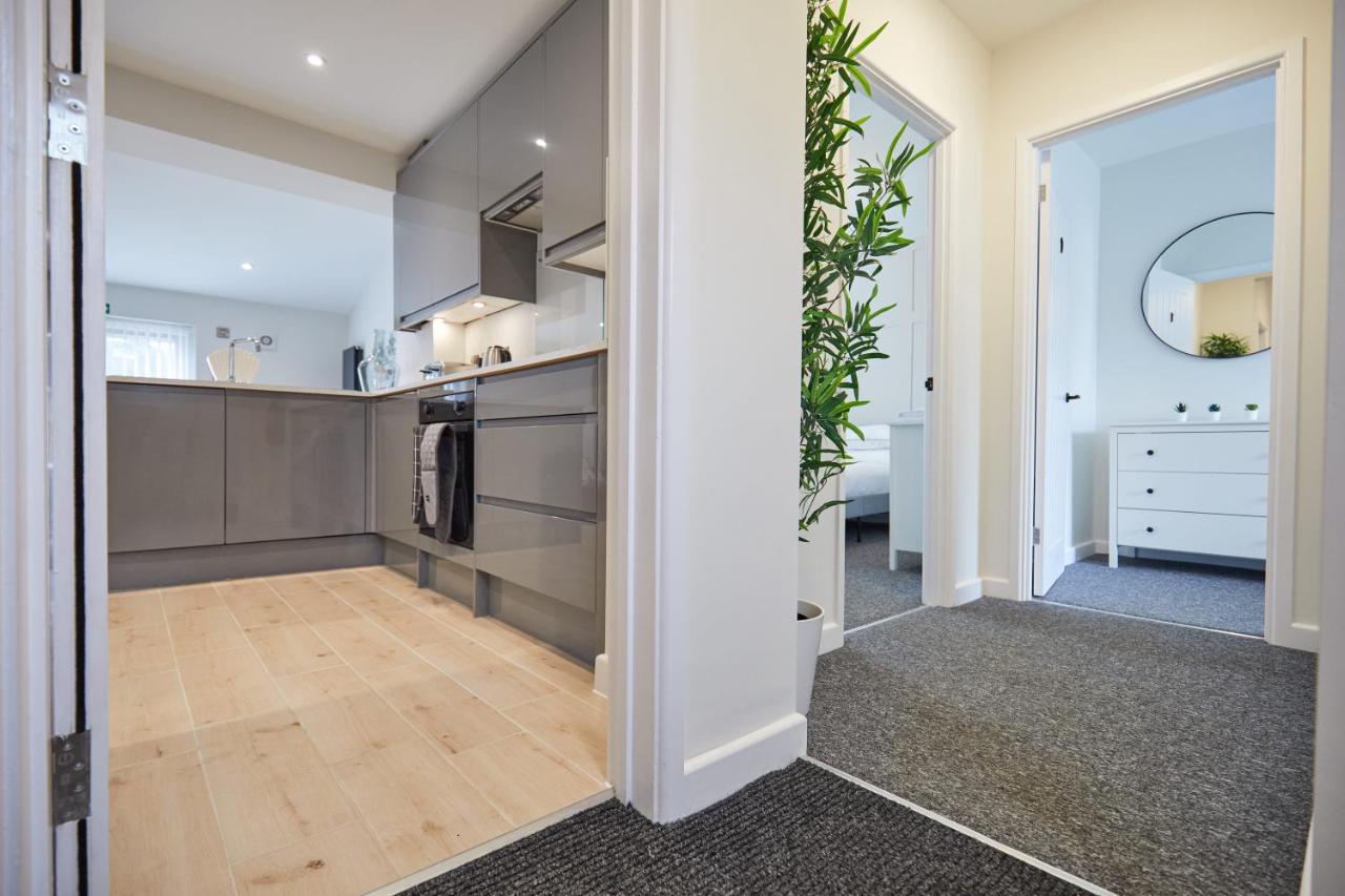 Unique 5 Bedroom Fully upgraded with Parking x4 - B&B