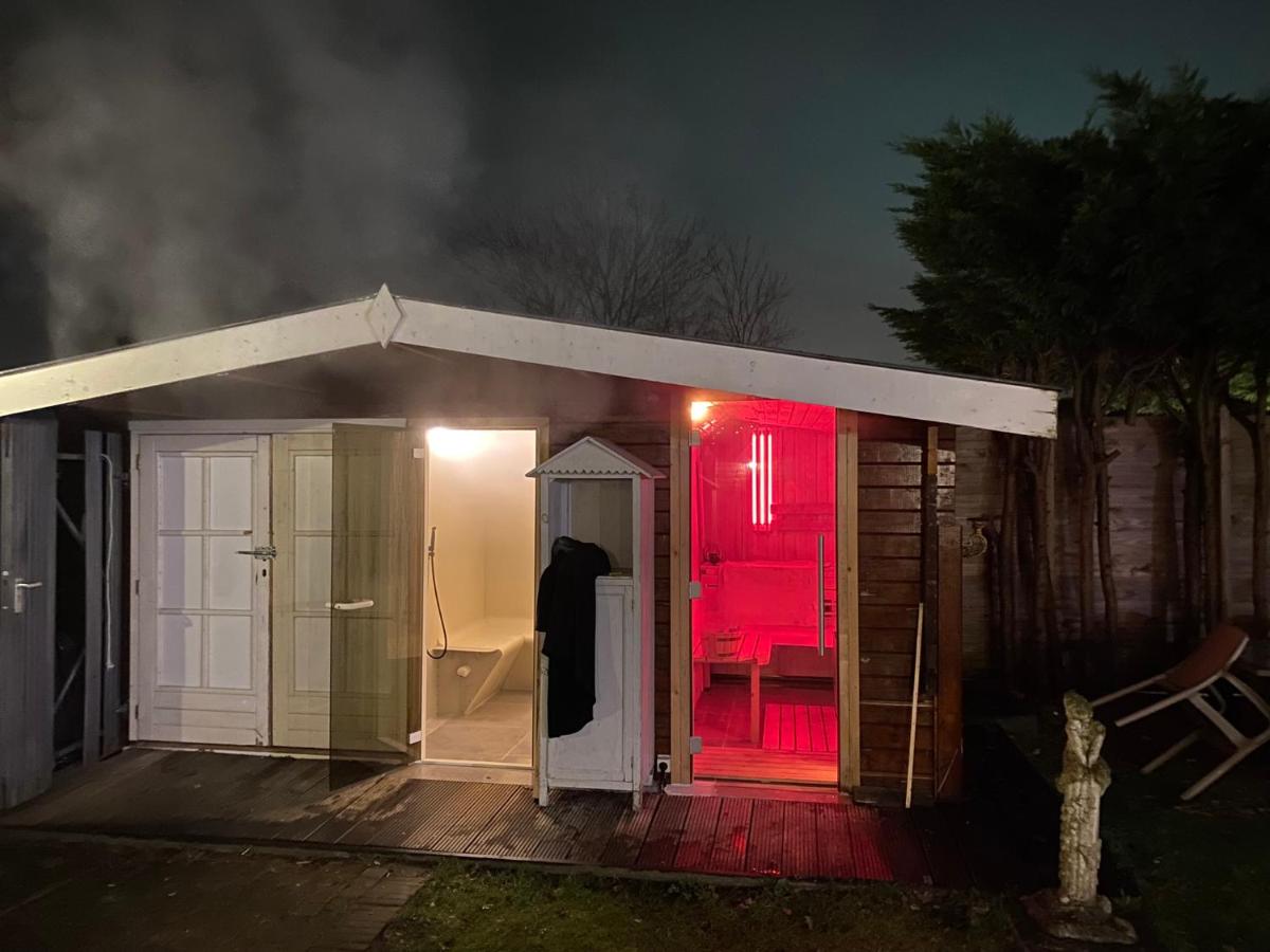 Bungalow between Amsterdam and Haarlem with sauna - B&B Vijfhuizen