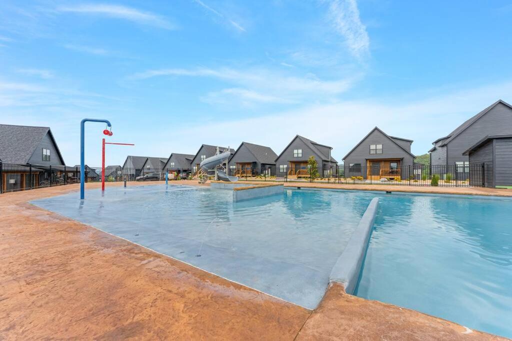 The Luxx - ALL NEW / 4 BD / Poolside / Hot Tub / Lake View - B&B