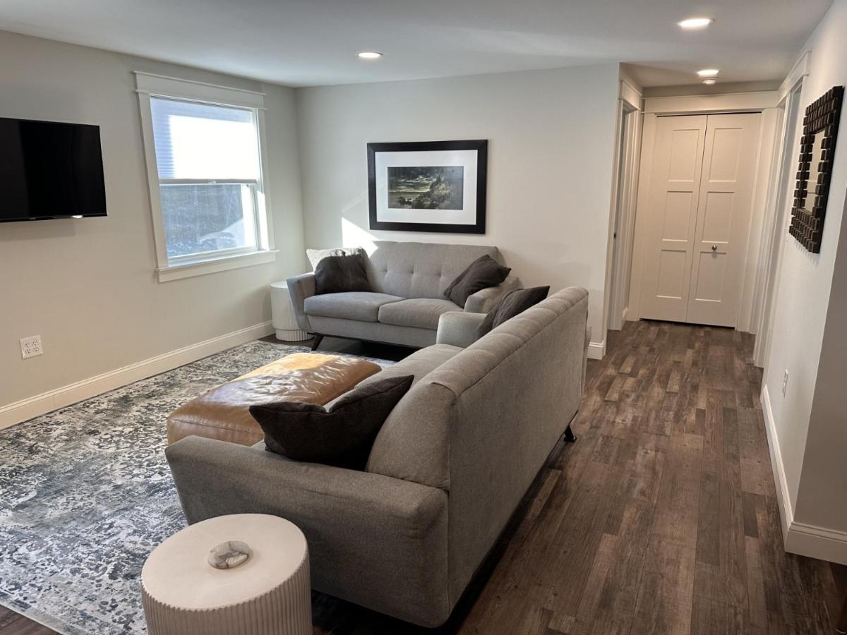Cozy Retreat: 2BR, Patio - B&B