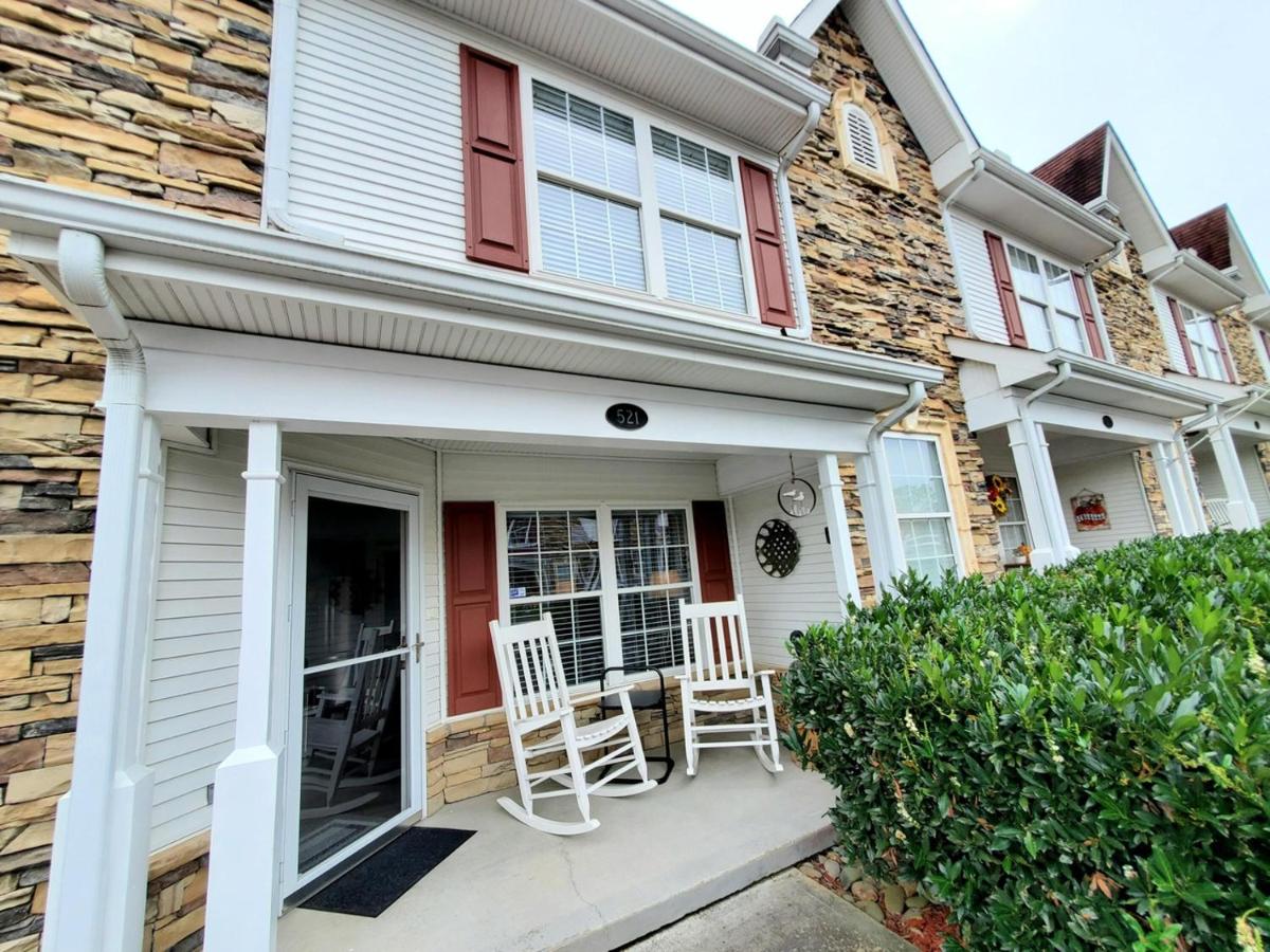 #1 Ranked Condo, W Pool, Gym, Gamer Room! - Bed and Breakfast