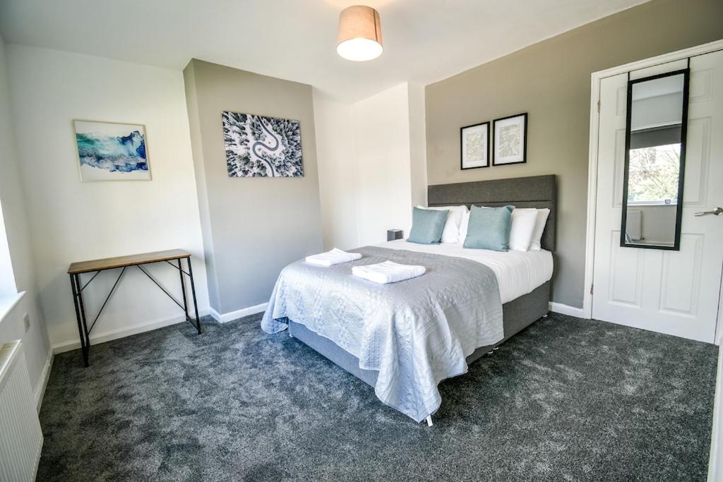 Keith House Workstays UK 4 Bedrooms - Bed and Breakfast