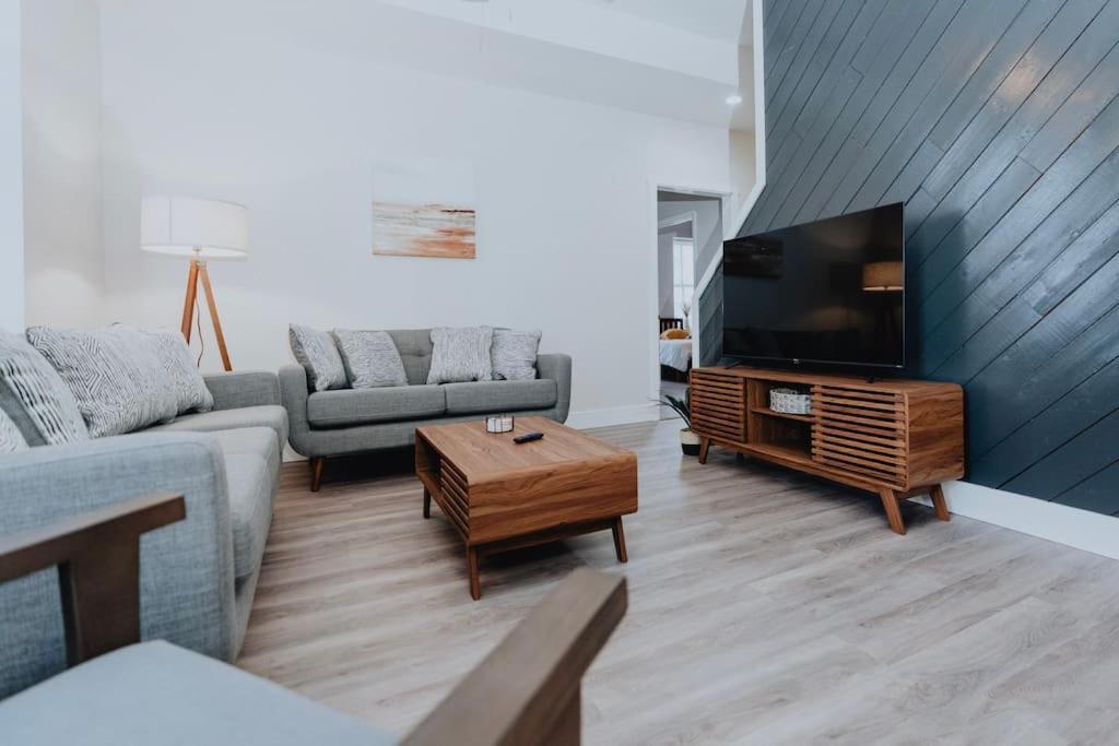 Modern Soulard 4BR-2BR Group Haven Patio & Fun - B&B