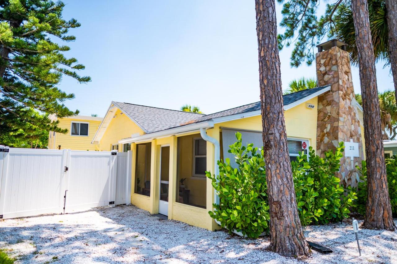 Sun-Drenched 1BR Apt - 5min walk to Beach - B&B Clearwater Beach