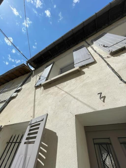 Maison avec patio proche place des Carmes - Bed and Breakfast Avignon