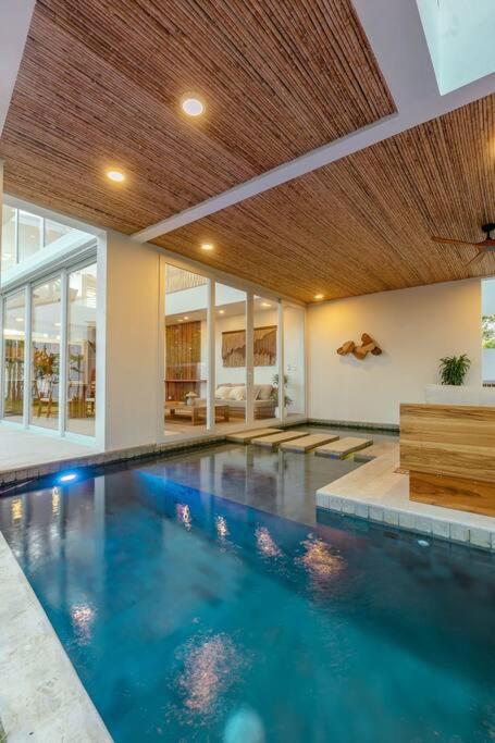 Hermosa Palms, Casa Lorenzo Beach Front Club House - Bed and Breakfast
