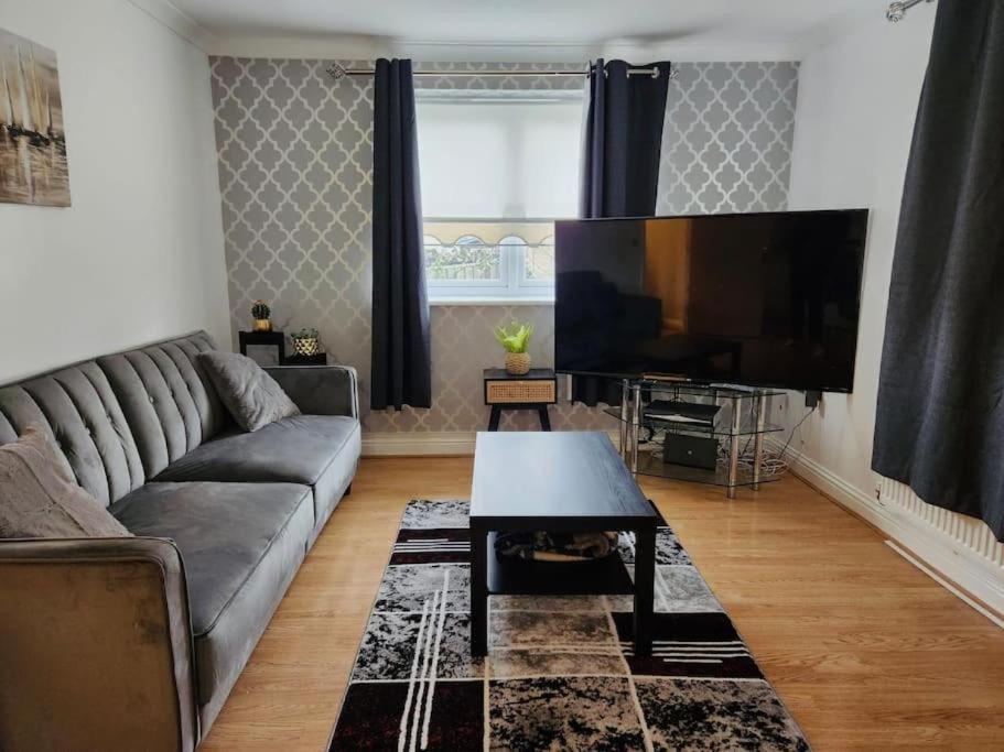 B&B Hatfield - Spacious 2 bedroom 2 Bathroom Flat in Hatfield near Hertfordshire University with Private Car Park Sleeps 5-6 - Bed and Breakfast Hatfield