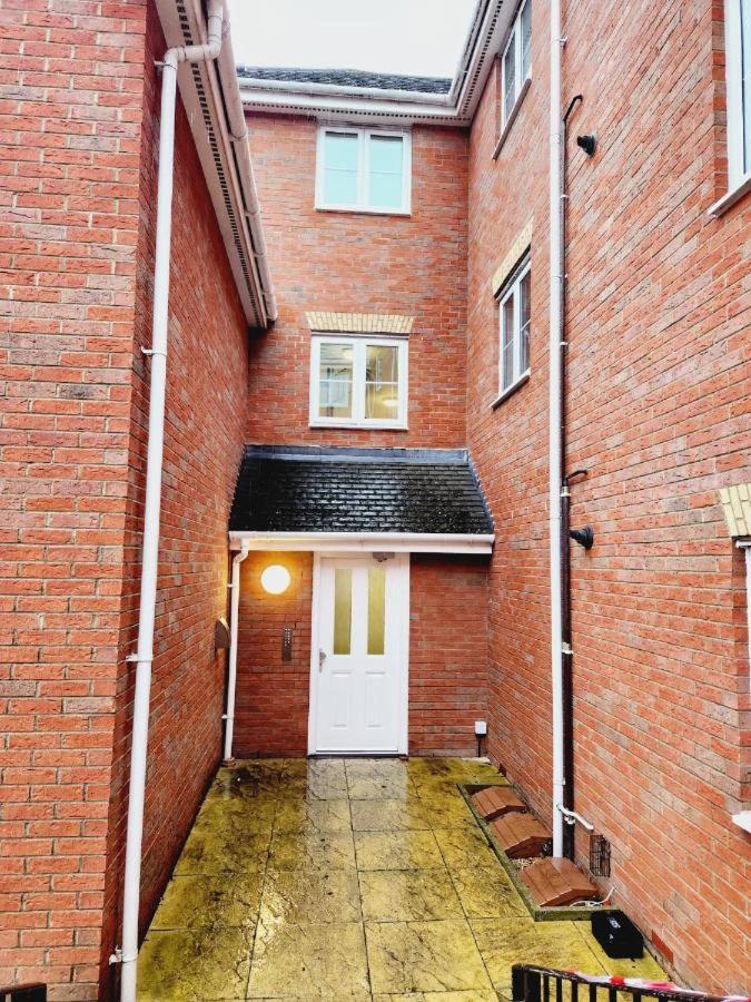 Spacious Ground floor 2 bedroom 2 Bathroom Flat in Hatfield near Hertfordshire University Private Car Park Sleeps 5-6 - Chambres d’hôtes