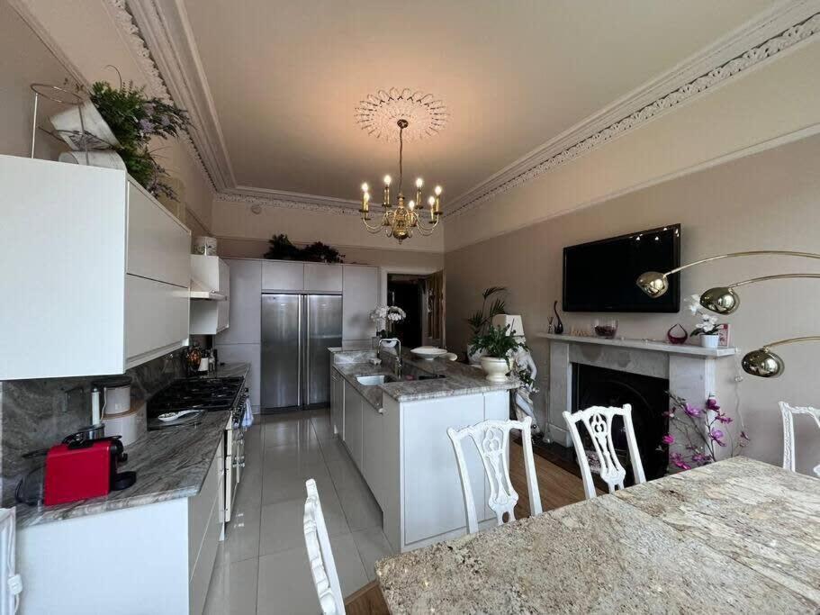 B&B Glasgow - Stunning West End 3 Bed - Bed and Breakfast Glasgow
