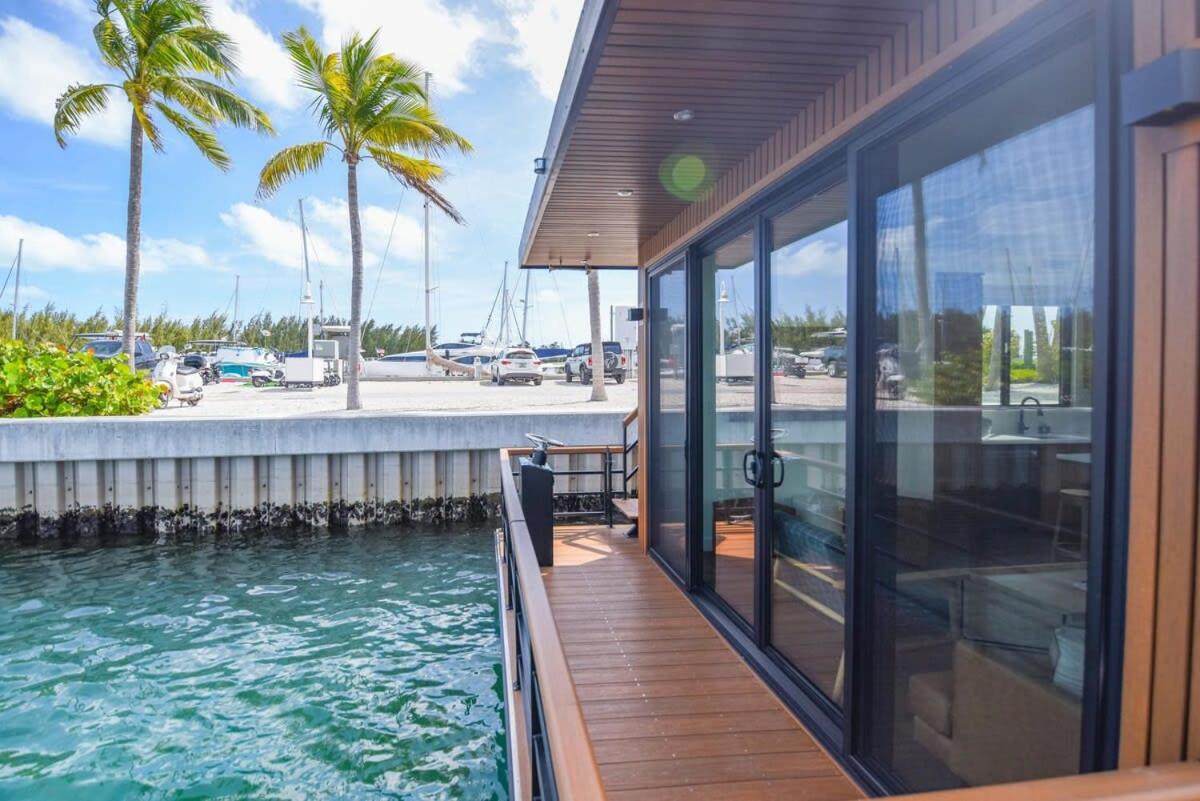 Awai's Floating Villa - Houseboat in Luxury Village - Ferienwohnung Key West
