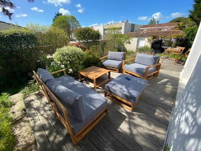 MAISON CENTRE VILLE AVEC JARDIN , TERRASSE, et GARAGE VELOS - Bed and Breakfast