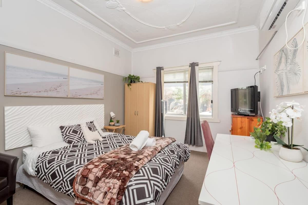 B&B Sydney - Private Ensuite Queen room near Sydney Airport - Bed and Breakfast Sydney