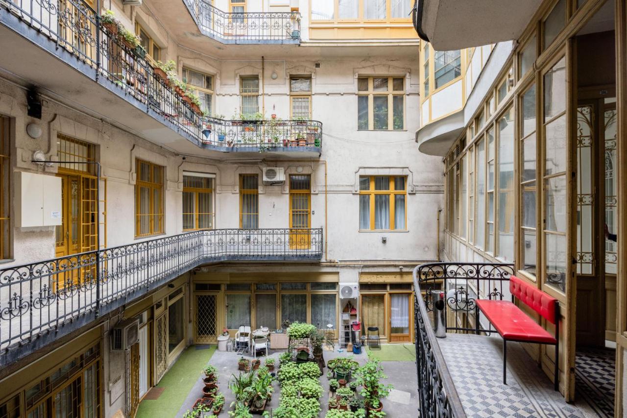 Urban Tranquillity by the Main Shopping Street - B&B Budapest