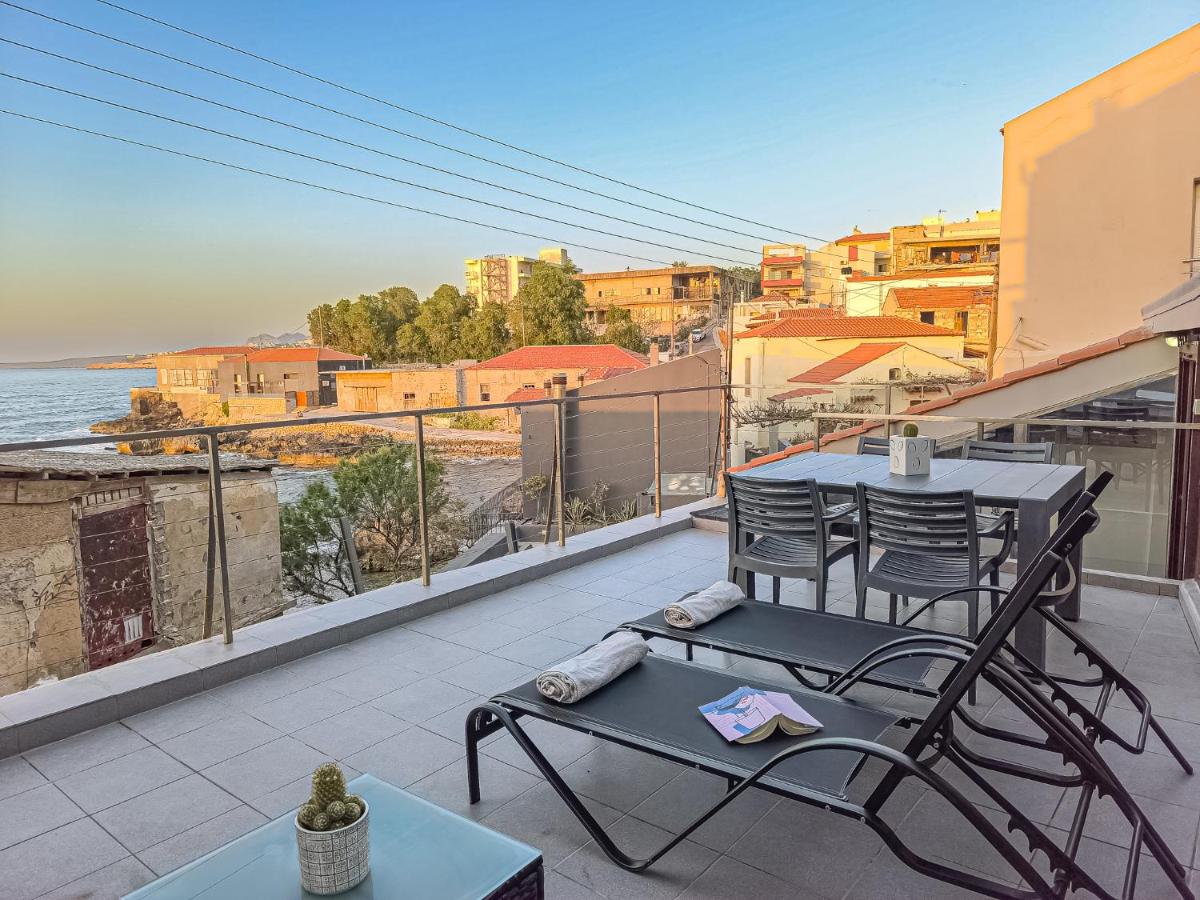 Charming Old Tannery House with Spacious Veranda and Stunning Sea View! - Chambres d'hôtes La Canée