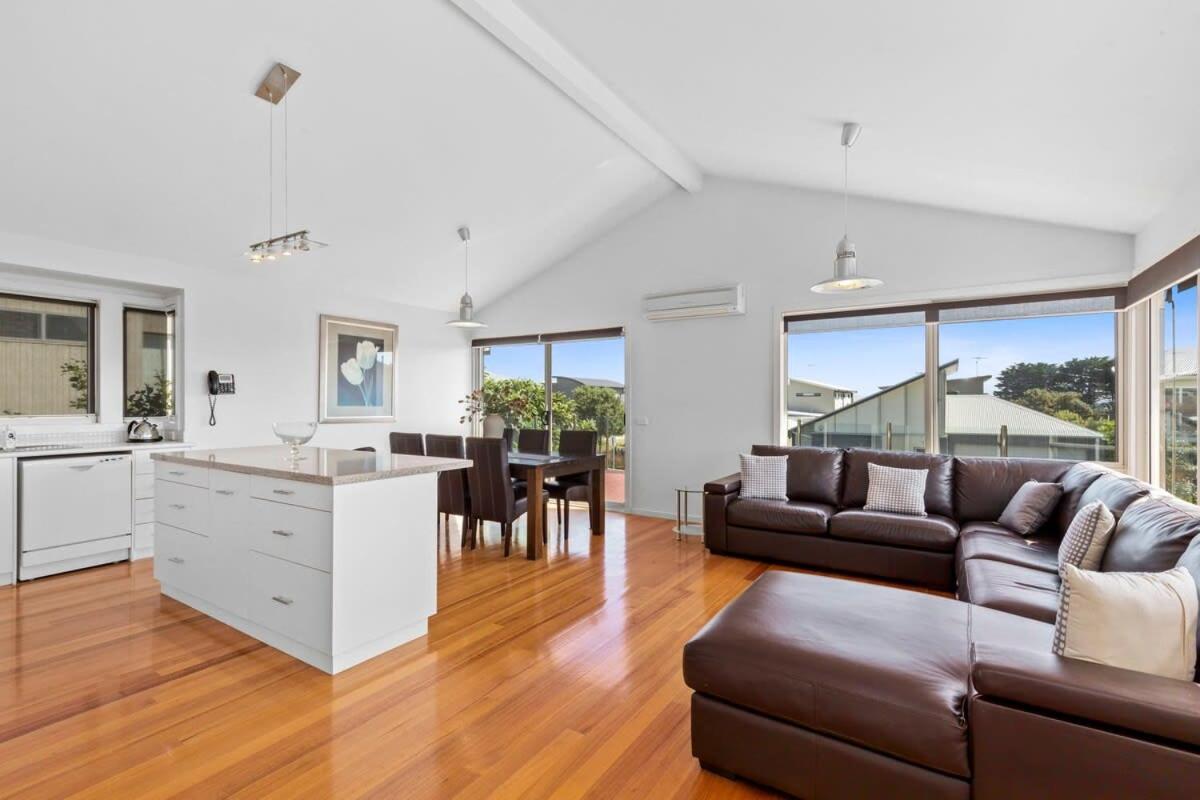 Half Moon Bay Hideaway 1 min to Foreshore - B&B