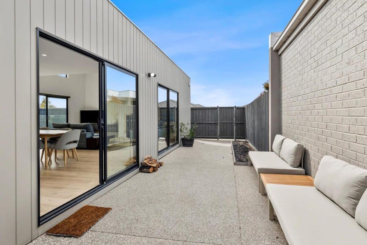 Poolside near Beach and Shops - Bed and Breakfast Torquay