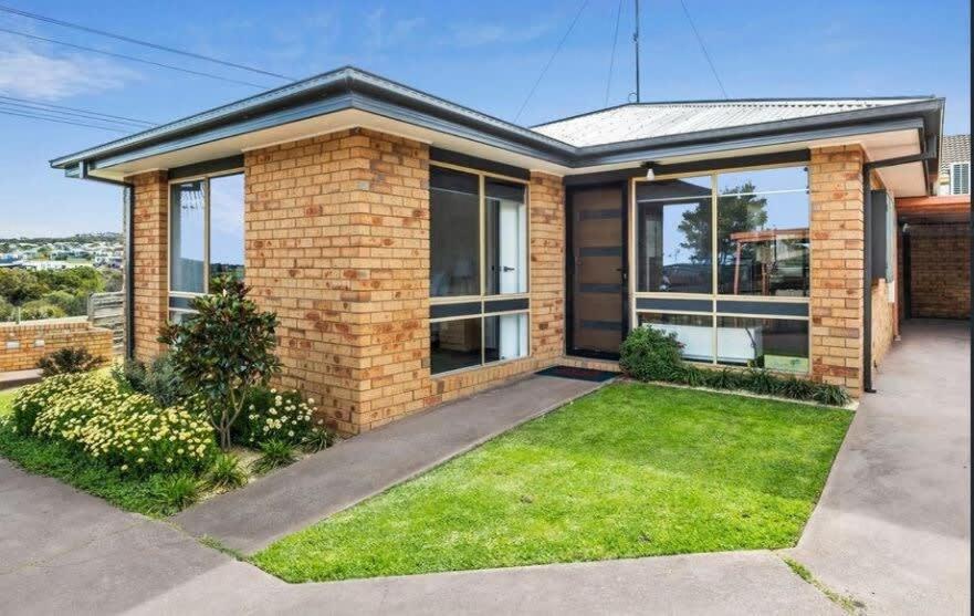 Walk to Torquay surf beach shops cafes and golf - B&B Torquay