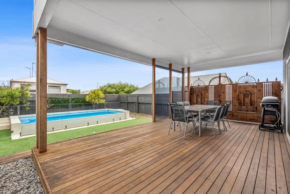 B&B Ocean Grove - Waterways Luxury Poolside Retreat in Prime Location - Bed and Breakfast Ocean Grove