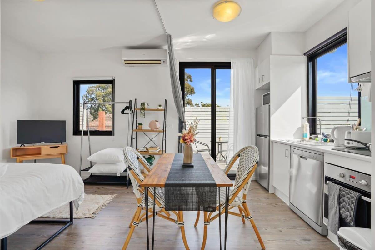 B&B Burwood - Perfect Box Hill High Studio Apartment w parking - Bed and Breakfast Burwood