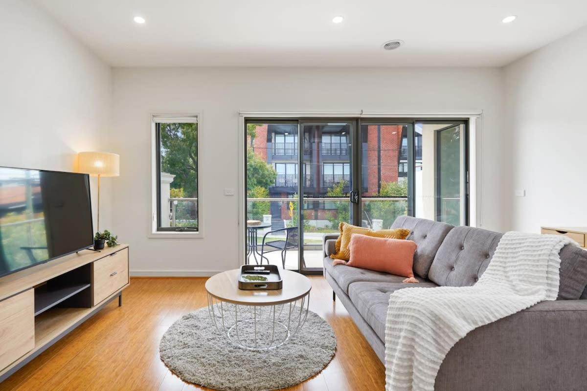 B&B Melbourne - Modern 2 bedroom Townhouse near McKinnon Station* - Bed and Breakfast Melbourne