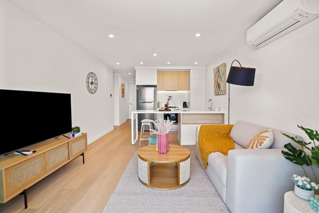 Brand New Box Hill Central Executive w pool+gym - B&B Ballarat