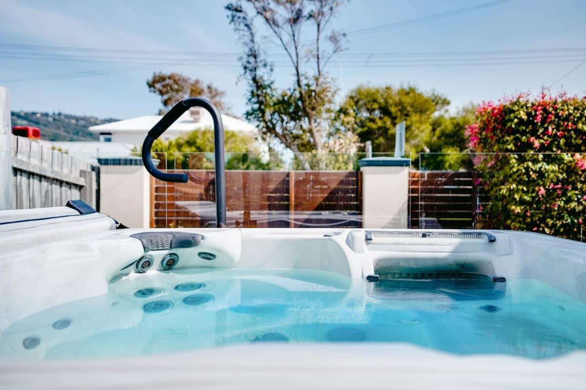 Invigorating Dromana Seaside Retreat w private spa - B&B