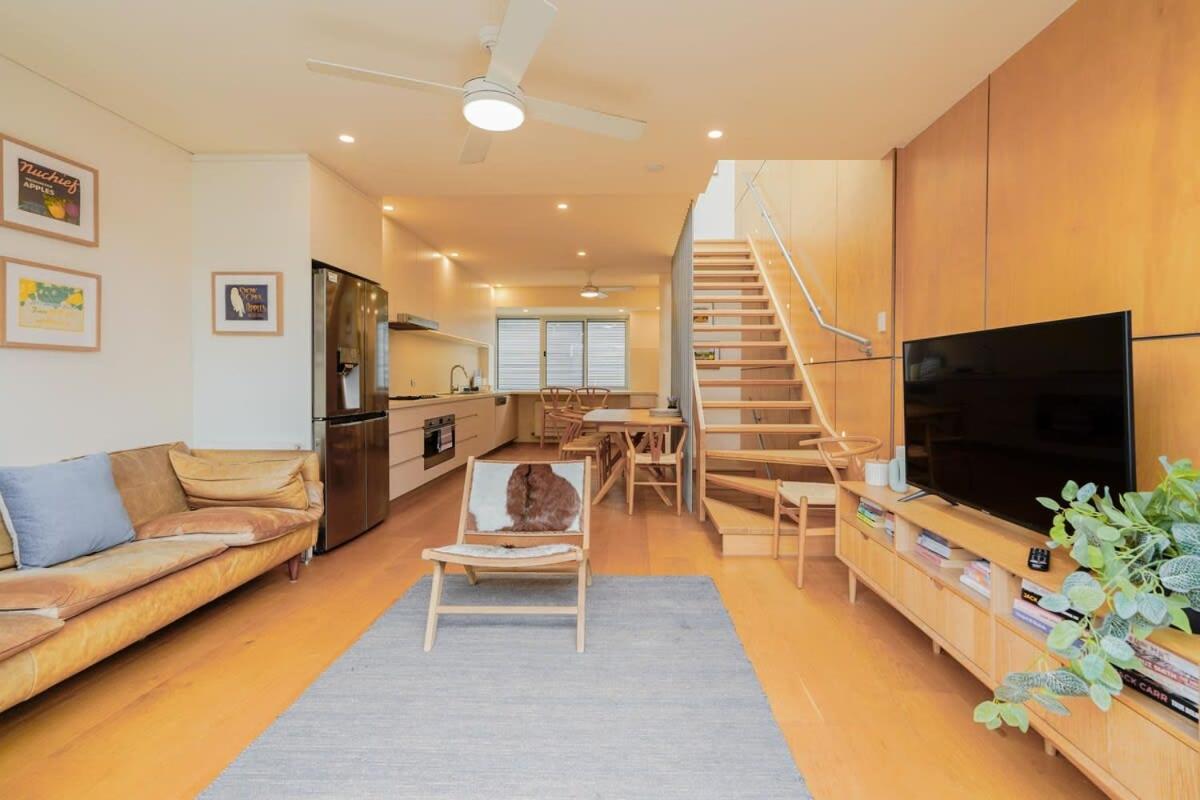 Victorian City-Fringe 3lvl Home @Carlton Lifestyle - B&B