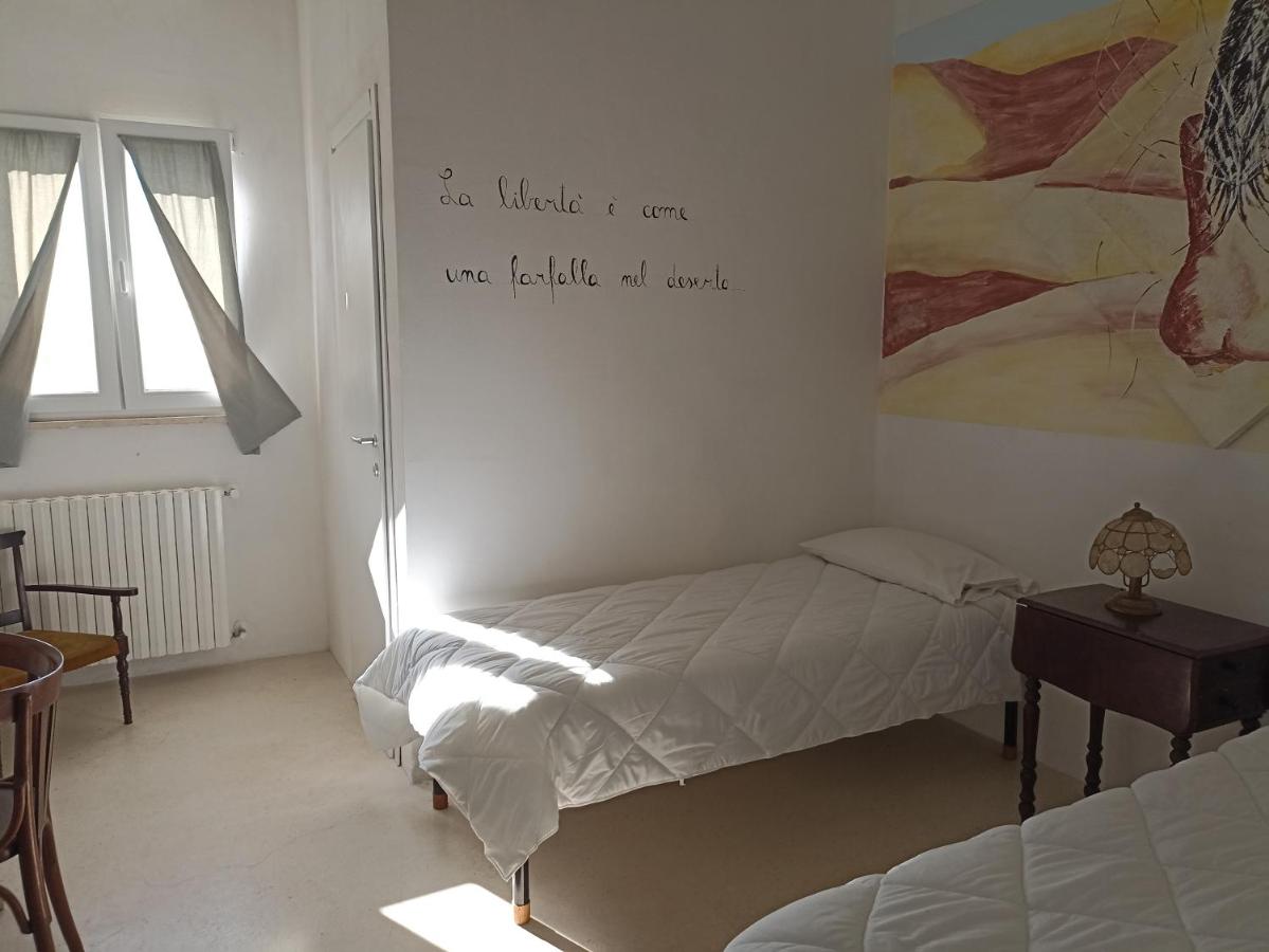 Tweepersoonskamer met 2 Aparte Bedden en Eigen Badkamer