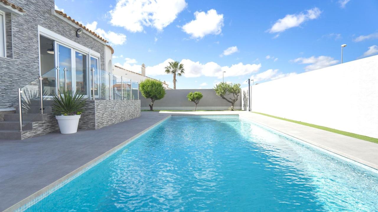 Modern Detached 4 Bed 3 Bath Villa with private pool close to all amenities - B&B