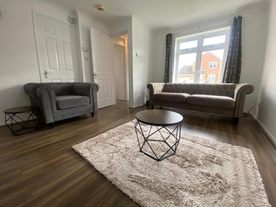 Charming 3Bed House in Strood - Bed and Breakfast