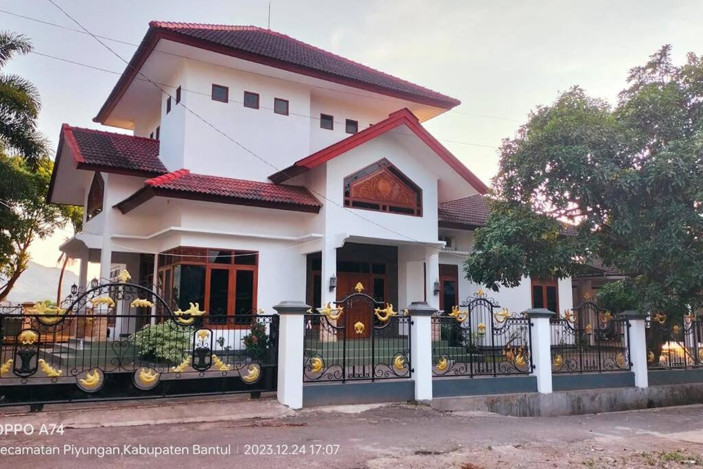 Pringgondani Homestay - B&B