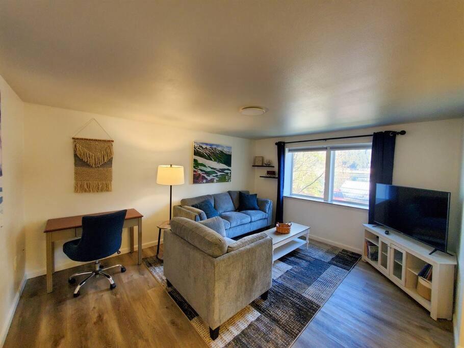 Updated Douglas Apartment, Near Downtown and Skiing - B&B