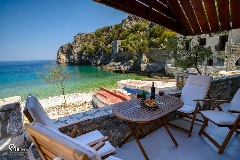 Sikies - Unique Beachfront Stone House in Alipa-Mani - B&B Alýpa