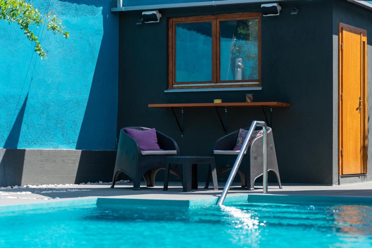 Pure Sky Apartments - with pool - Bed and Breakfast