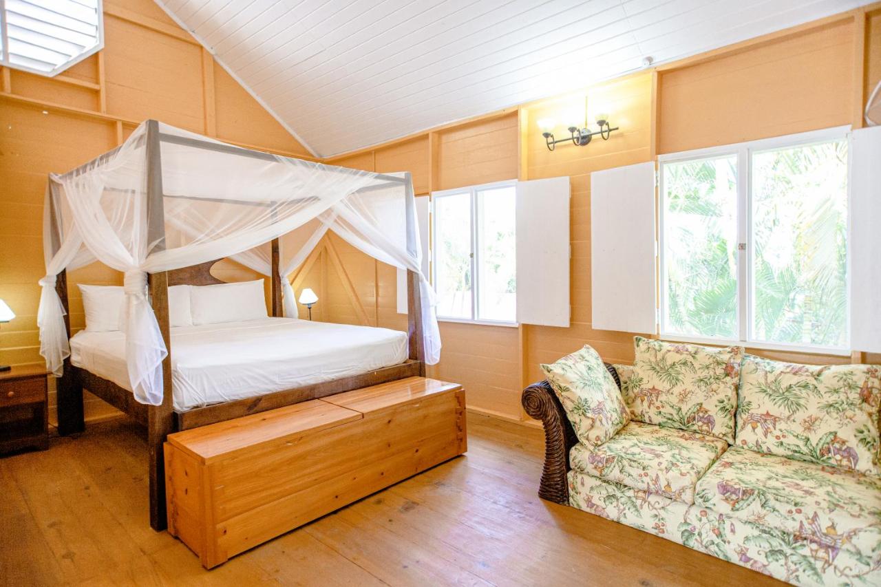 Zimmer mit Kingsize-Bett und Meerblick