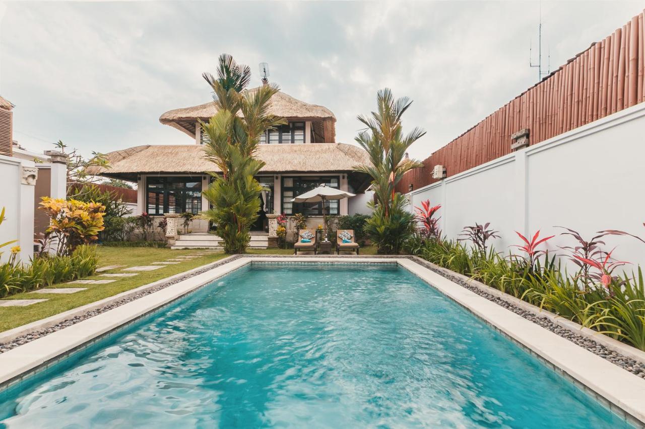 Batik villa 3 BR 3 min walk to beach with breakfast, assistent villa, pick up from airport, assistent villa and full services - Bed and Breakfast Canggu